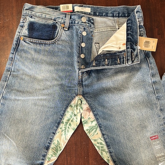 Levi’s Gusset Taper Jeans in Tropical Hibiscus Size 31x30 NWT - Picture 3 of 9